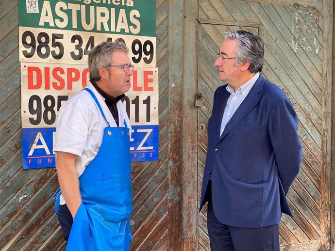 Pablo González, presidente del Partido Popular de Gijón, durante su visita a la calle Usandizaga, en el barrio gijonés de El Coto