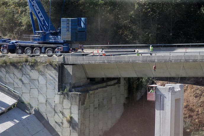 Archivo - Grúas y operarios trabajan durante el desmontaje de las pilas 1 y 2 del viaducto de O Castro, en el kilómetro 430 sentido A Coruña de la autovía A-6, en Vega de Valcarce, a 21 de septiembre de 2022, en Vega de Valcarce, León, Castilla y León (
