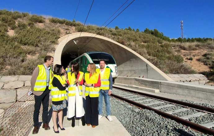 La secretaria de Estado de Mitma, Isabel Pardo de Vera, visita en Vallada (Valencia) el inicio de las pruebas del tren de Adif en el tramo entre Xtiva y el nudo de La Encina