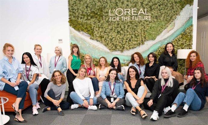 Alumnos del programa de empleabilidad de L'Oréal España ' Embellece tu futuro'