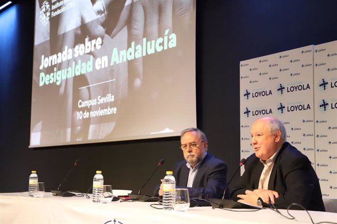 El presidente de la Fundación Universidad Loyola Andalucía y la Fundación ETEA - Instituto de Desarrollo, Jaime Oraá Oraá, y el presidente de Cáritas Andalucía, Mariano Pérez de Ayala.