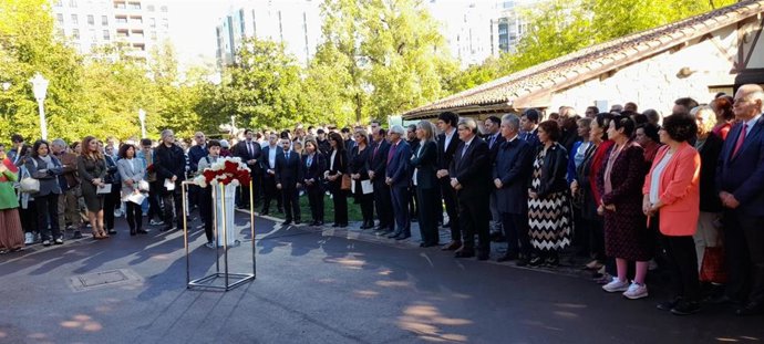 Representantes institucionales, políticos y sociales de Bilbao en el homenaje a las víctimas en el Día de la Memoria