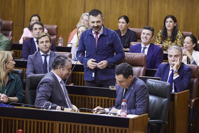 El portavoz del Grupo Parlamentario Popular, Toni Martín, este jueves en las preguntas de control al presidente de la Junta de Andalucía, Juanma Moreno. 