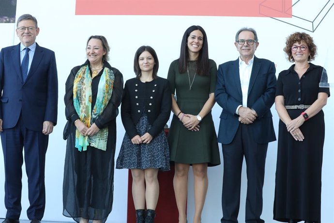 De izq a dcha: El president Ximo Puig, Ángela Nieto, Sara Izquierdo, Rosa Arán, Avelino Corma y la consellera Josefina Bueno