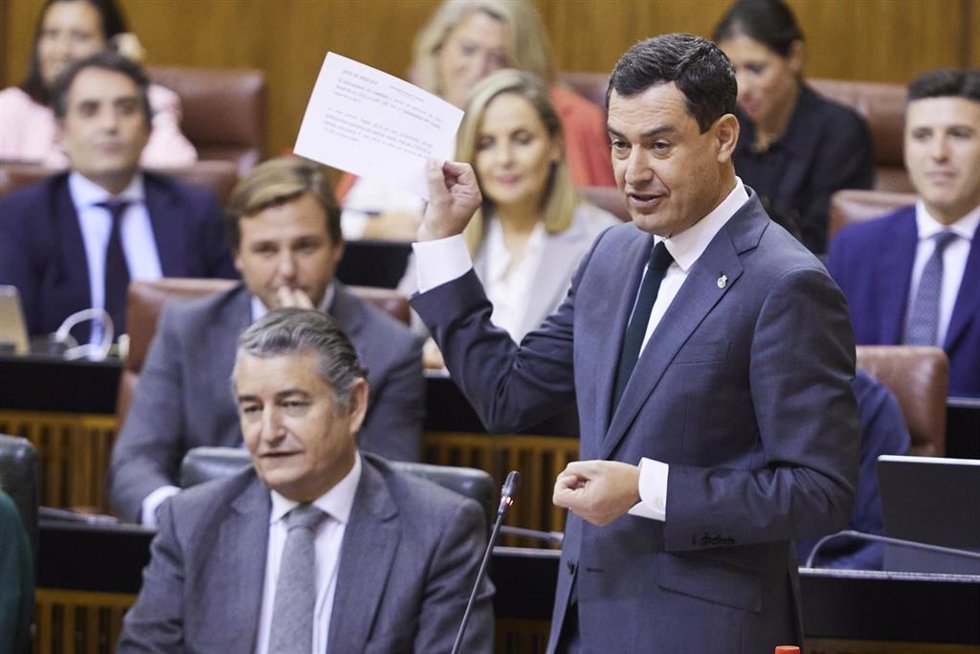 El presidente de la Junta de Andalucía, Juanma Moreno, responde a las preguntas del secretario general del PSOE de Andalucía y Portavoz del Grupo Parlamentario Socialista, Juan Espadas, durante la segunda jornada del Pleno del Parlamento andaluz en el P