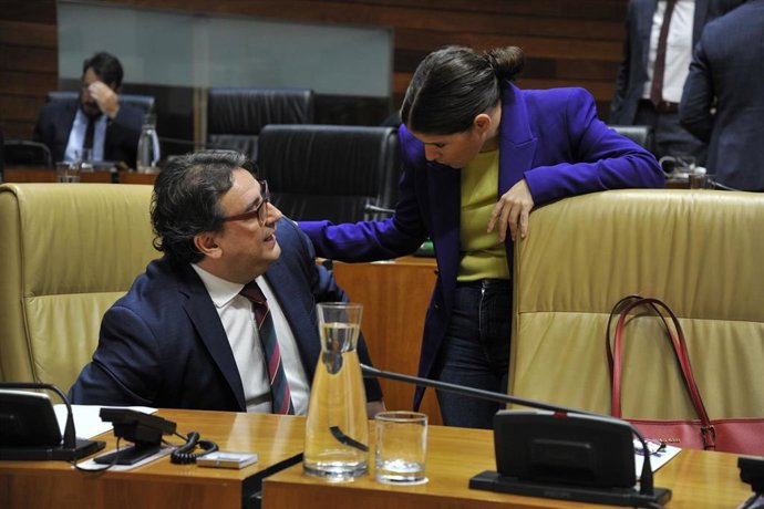 Vergeles habla con la consejera de Igualdad antes de intervenir en el Pleno.