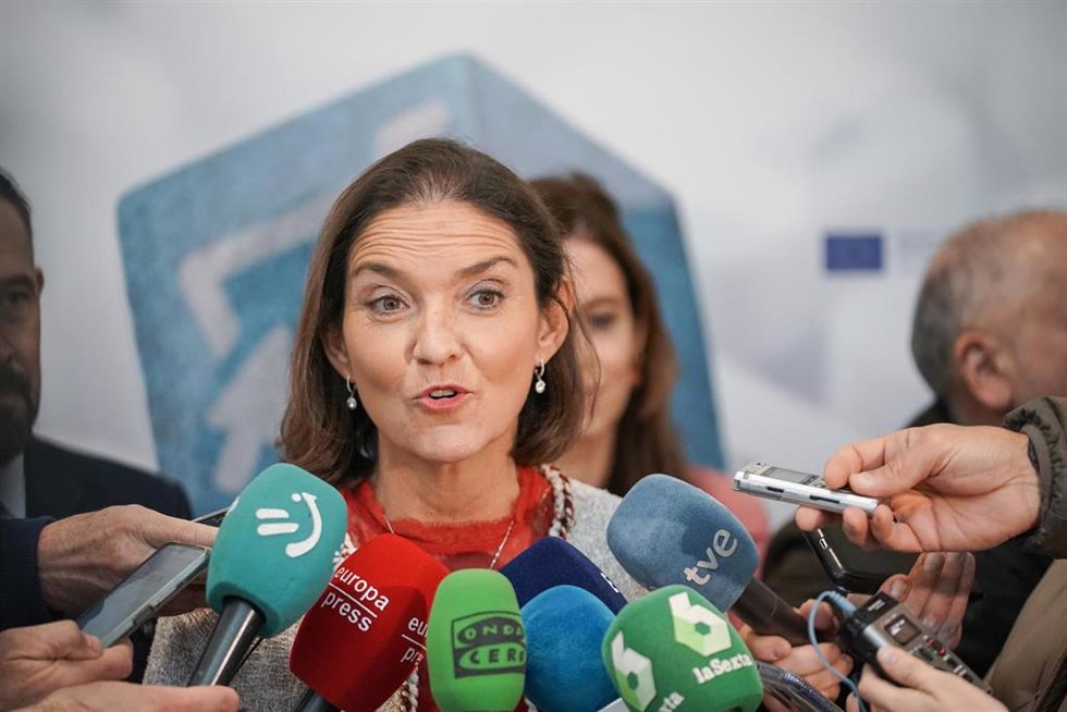 La ministra de Industria, Comercio y Turismo, Reyes Maroto, ofrece declaraciones a los medios en el Congreso Urban Commerce 2022, en el Palacio de Congresos Europa de Vitoria, a 10 de noviembre de 2022, en Vitoria-Gasteiz