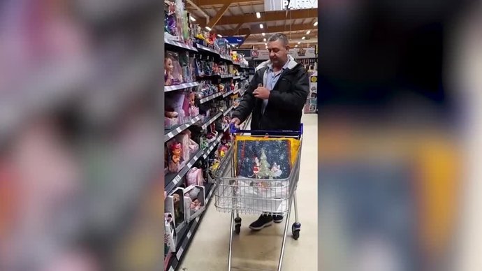 Este hombre va a hacer la compra acompañado de un ratón