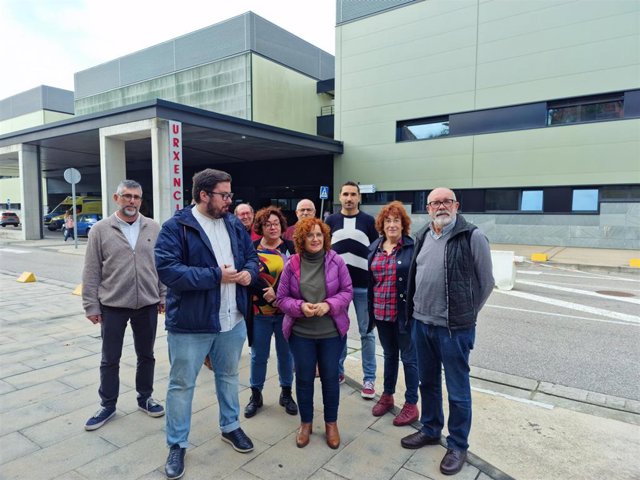Representantes del BNG este jueves en las urgencias del Hospital Álvaro Cunqueiro de Vigo.