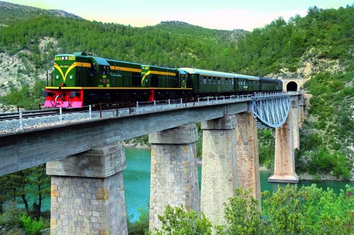 El Tren dels Llacs une Lleida y La Pobla de Segur (Lleida)
