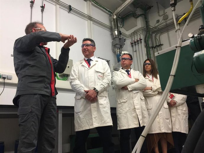 El delegado de Agricultura, Pesca, Agua y Desarrollo Rural, Álvaro Burgos, en su visita a una de las empresas.