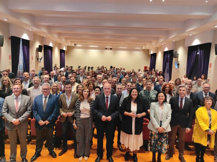 El presidente de la Diputación de Córdoba, Antonio Ruiz (centro), junto a otras autoridades, en la inauguración de la Feria de los Municipios.