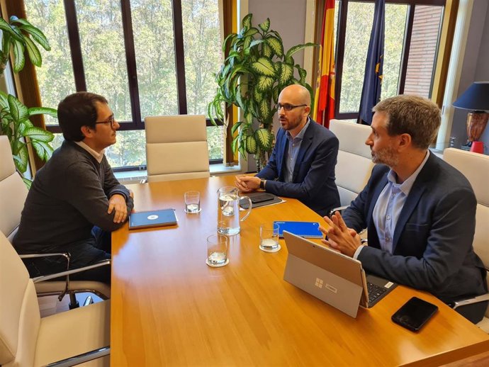 El conseller de Modelo Económico, Turismo y Trabajo, Iago Negueruela, en una reunión con el secretario de Estado de Derechos Sociales, Ignacio Álvarez.
