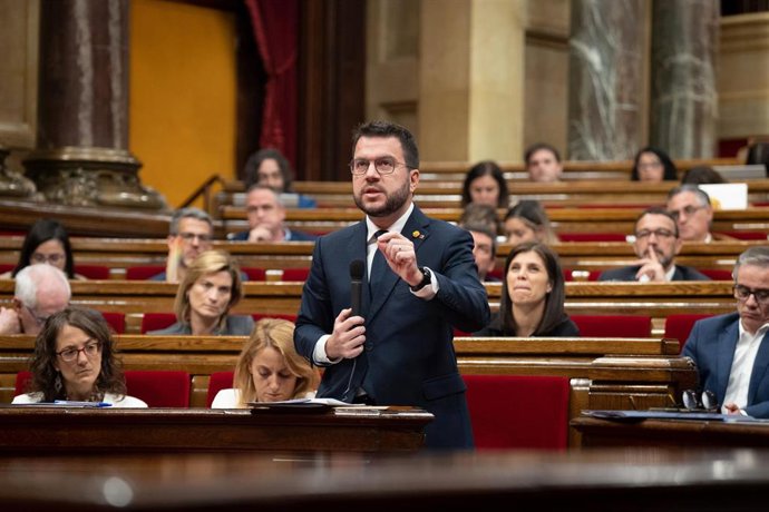 El presidente de la Generalitat, Pere Aragons, interviene durante una sesión de control del Govern en el Pleno del Parlament, a 9 de noviembre de 2022, en Barcelona, Cataluña (España). Aragons y los consellers afrontan la sesión de control, en la que 