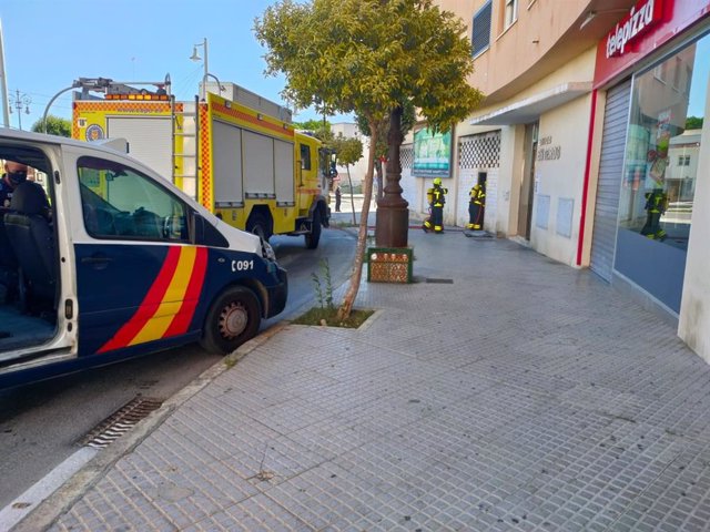 Archivo - Policía Nacional y Bomberos en el incendio de San Fernando. ARCHIVO