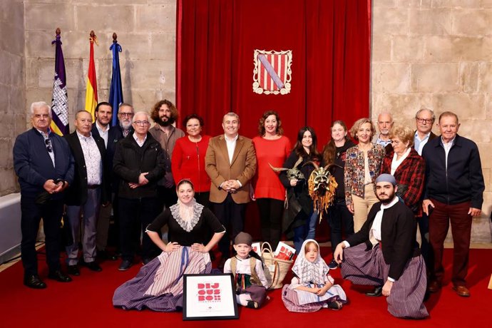 La presidenta del Govern, Francina Armengol, con la comitiva del Ayuntamiento de Inca.