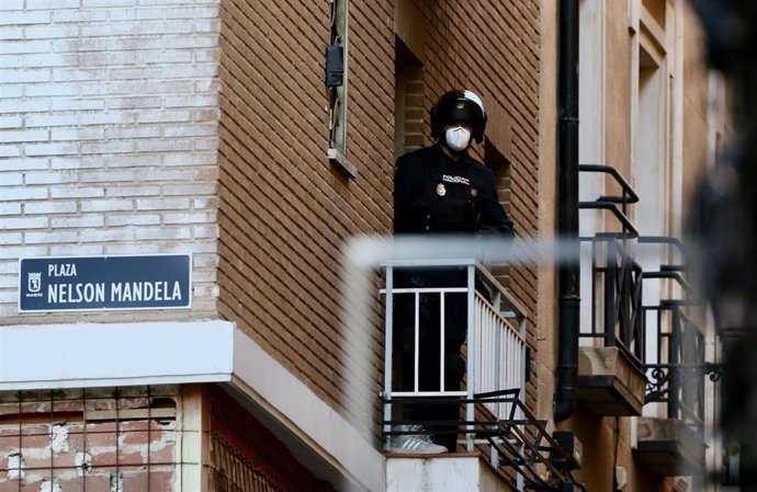 Archivo - Un agente de Policía Nacional durante el desalojo del edificio okupado La Quimera, en el barrio de Lavapiés.