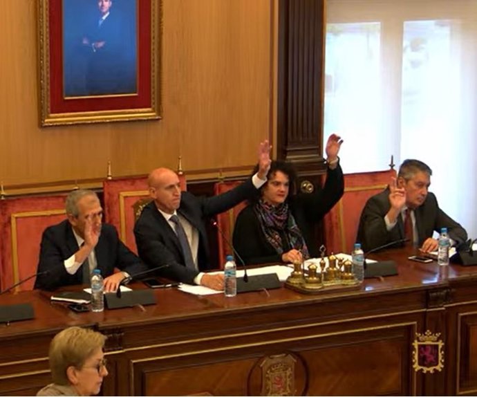 Un momento de la votación en el Pleno del Ayuntamiento de León.