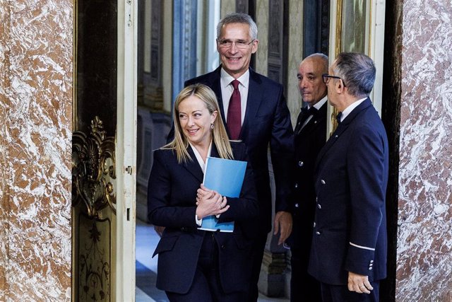 Giorgia Meloni, primera ministra de Italia, y Jens Stoltenberg, secretario general de la OTAN