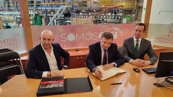 El ministro de Agricultura visita la sede de la cooperativa CASI en Almería.