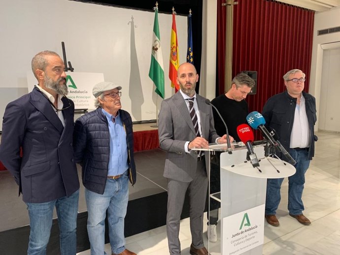 El delegado de Turismo, Cultura y Deporte, Eduardo Lucena (centro), en la presentación de la Semana del Flamenco.