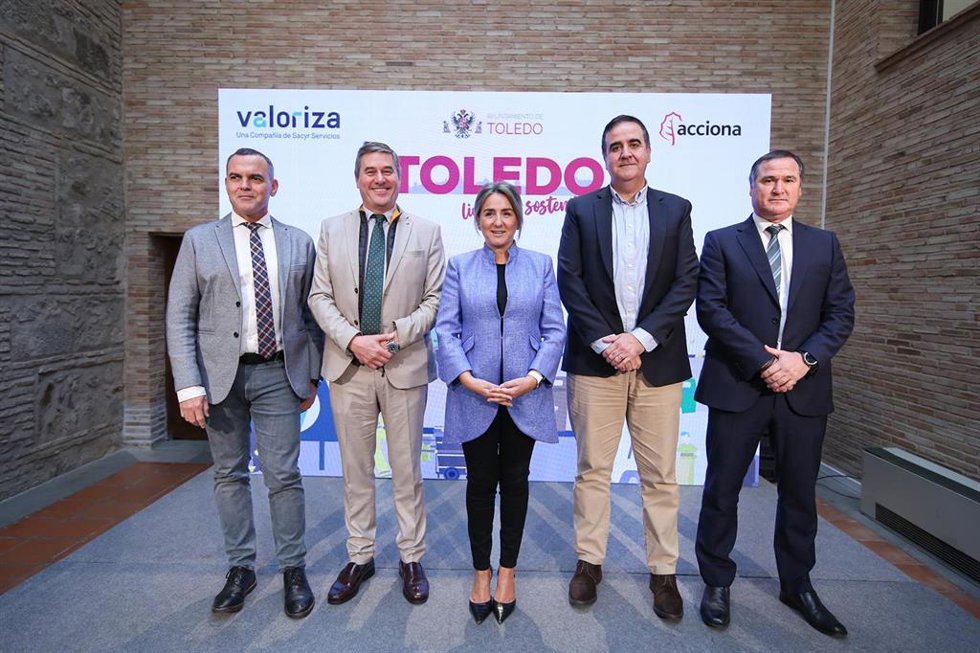 La alcaldesa, Milagros Tolón, presenta el nuevo Servicio de Limpieza Viaria y Recogida de Residuos Sólidos Urbanos.