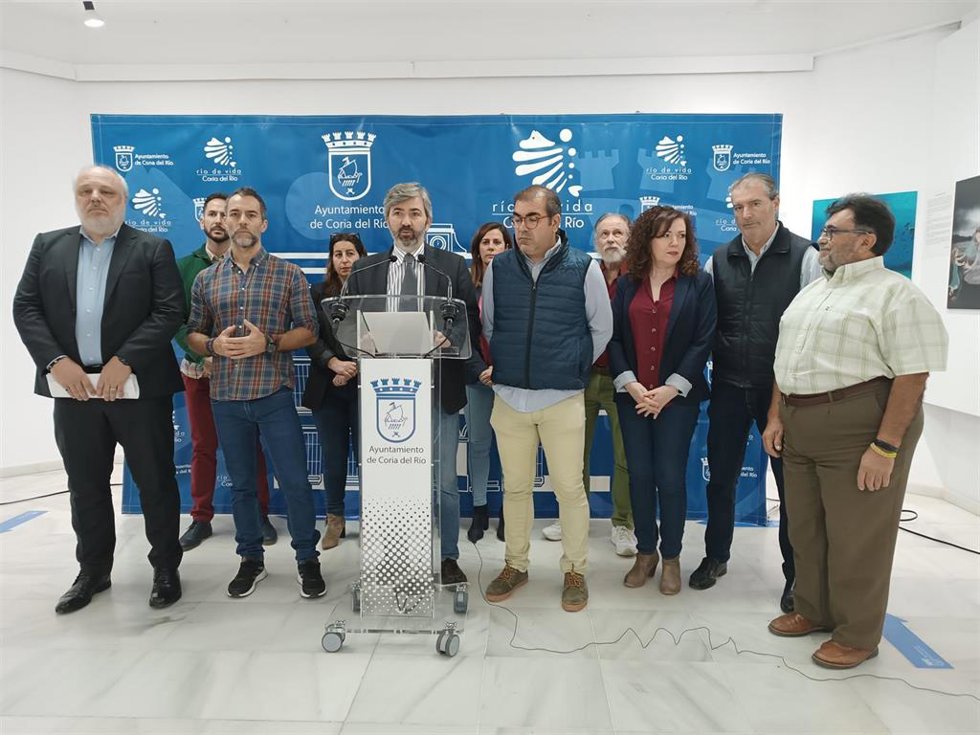 El alcalde de Coria, Modesto González, en el centro de la imagen arropado por miembros de su equipo de Gobierno.