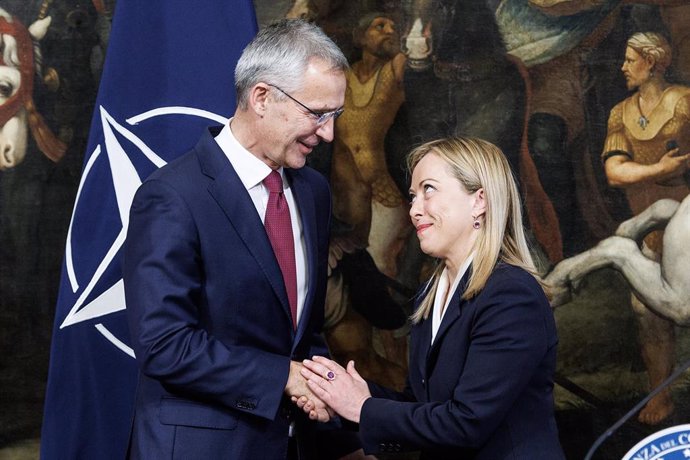 El secretario general de la OTAN, Jens Stolteberg, junto a la primera ministra italiana, Girogia Meloni.