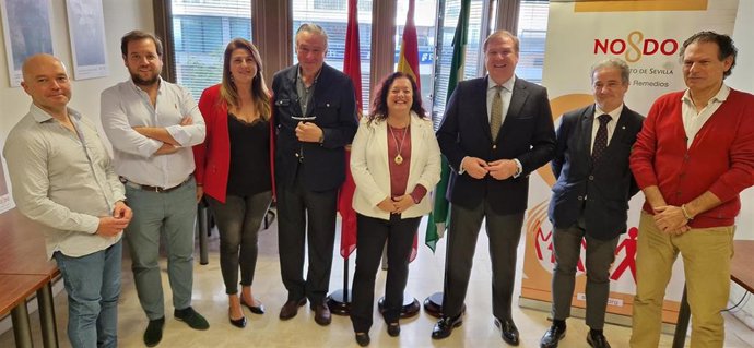 La delegada Encarnación Aguilar, en el centro de la imagen, con Francisco Javier Moya Yoldi y miembros del Distrito Los Remedios.