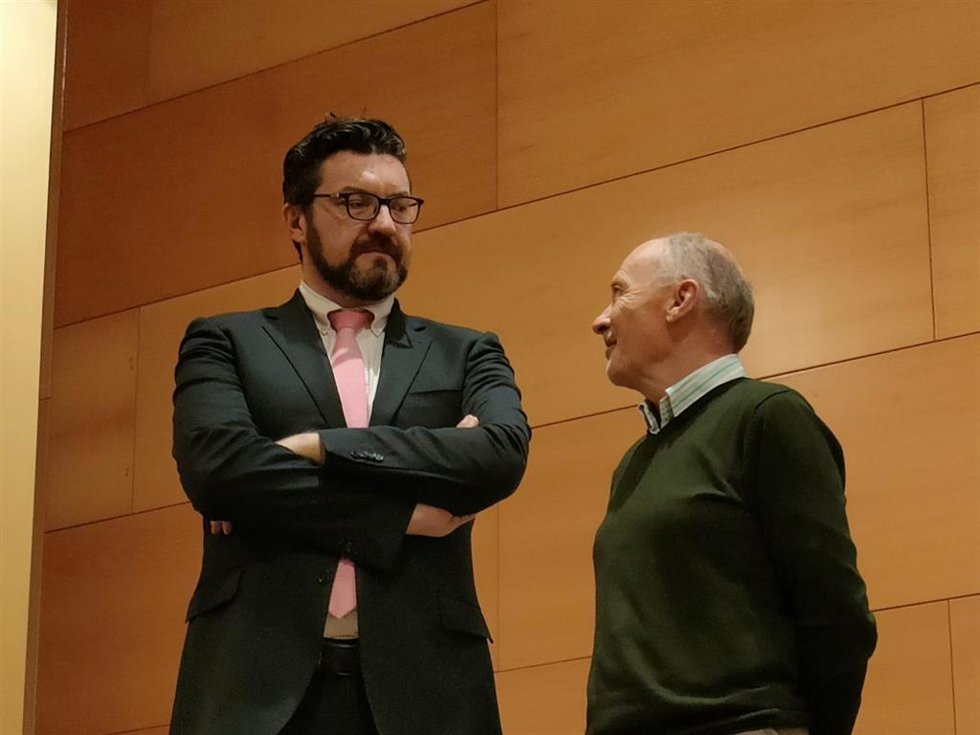 El secretario general de CEOE Cepyme CyL, David Esteban (i), junto al secretario general de UGT CyL, Faustino Temprano (d), en la inauguración del curso de la Cátedra de Prevención de Riestos Laborales en la USAL.