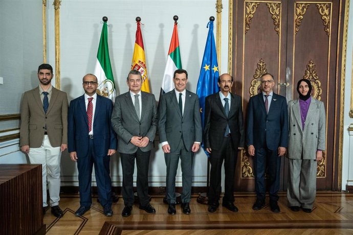 El presidente de la Junta de Andalucía, Juanma Moreno, recibe a una delegación de Emiratos Árabes, en el Palacio de San Telmo.