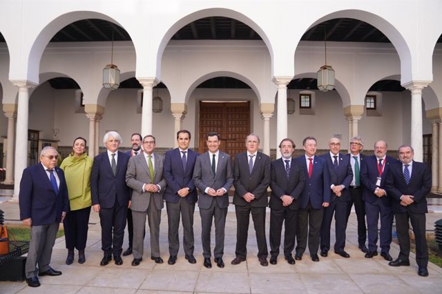 El presidente de la Junta, Juanma Moreno, con los decanos de los colegios de abogados, este jueves en el Parlamento