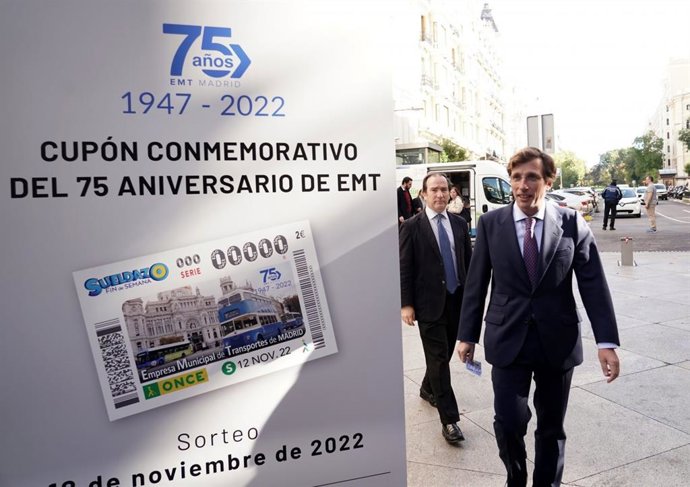 La ONCE celebrará los 75 años de la EMT con 5,5 millones de cupones conmemorativos con uno de sus autobuses históricos