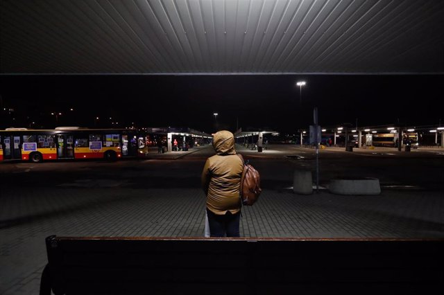 Archivo - Una refugiada ucraniana en una estación de autobús en Varsovia