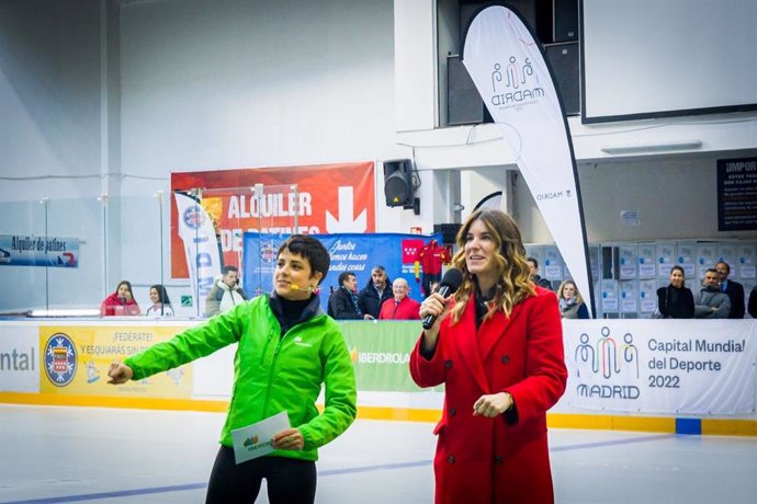 La patinadora Sara Hurtado y la concejala de Deportes de Madrid, Sofía Miranda, en una actividad para animar a hacer deporte a los estudiantes madrileños.