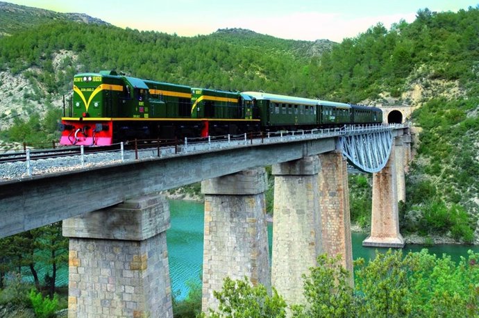 El Tren dels Llacs uneix Lleida i la Pobla de Segur (Lleida)