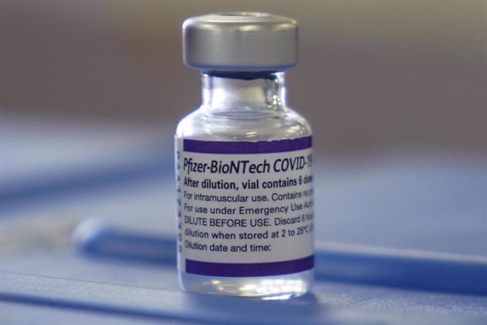 Archivo - Vista de un vial que contiene una dosis de la vacuna contra la COVID-19 de Pfizer y BioNTech. En San Salvador (El Salvador), a 6 de febrero de 2022.