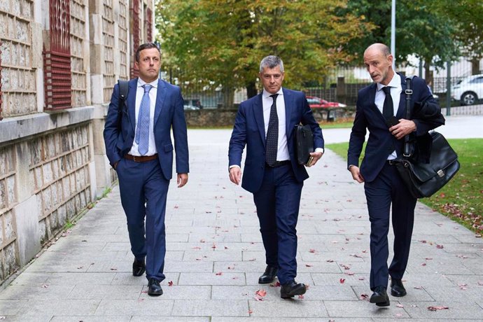 El juez Luis Acayro (1i) junto a su abogado (c) a su llegada a un juicio en la Sala de los Civil y Penal del TSJC, a 18 de octubre de 2022, en Santander, Cantabria (España). 