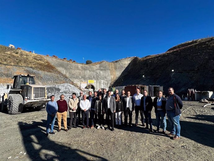 Visita del presidente de la Diputación de Sevilla, Fernando Rodríguez Villalobos, y de alcaldes de los municipios del Consorcio del Huesna, a las obras del túnel de cabecera.