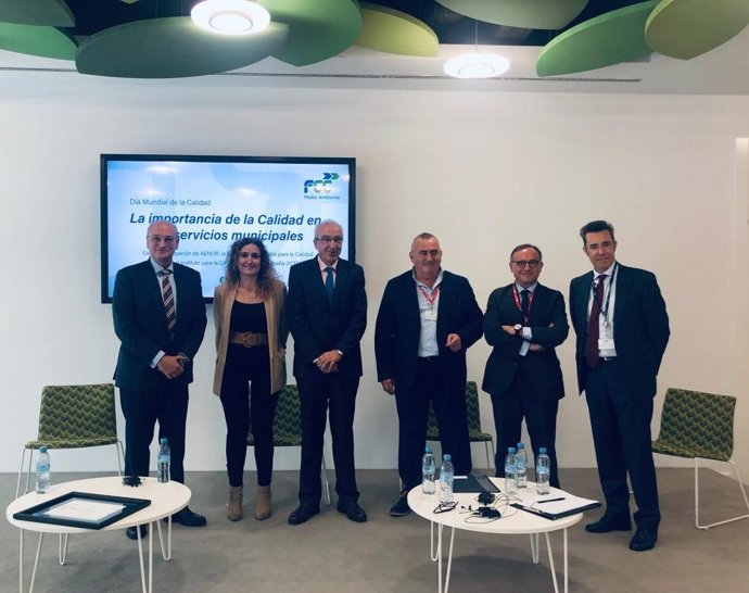 Foto de familia del evento.