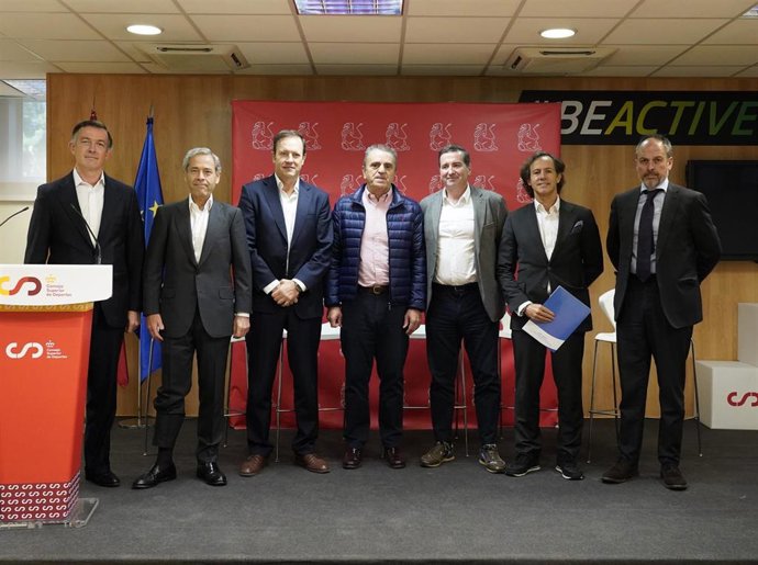 La nueva Junta Directiva de la Federación Española de Rugby (FER), en el CSD, con Juan Carlos Martín 'Hansen' a la cabeza, junto al presidente del CSD, José Manuel Franco.