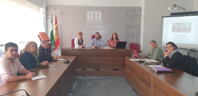 La comisión creada por el Ayuntamiento de La Algaba aprueba el I Plan de Igualdad para la plantilla municipal.