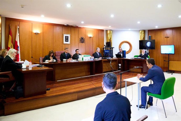 El juez Luis Acayro (d) durante un juicio en la Sala de los Civil y Penal del TSJC, a 18 de octubre de 2022, en Santander, Cantabria (España). E