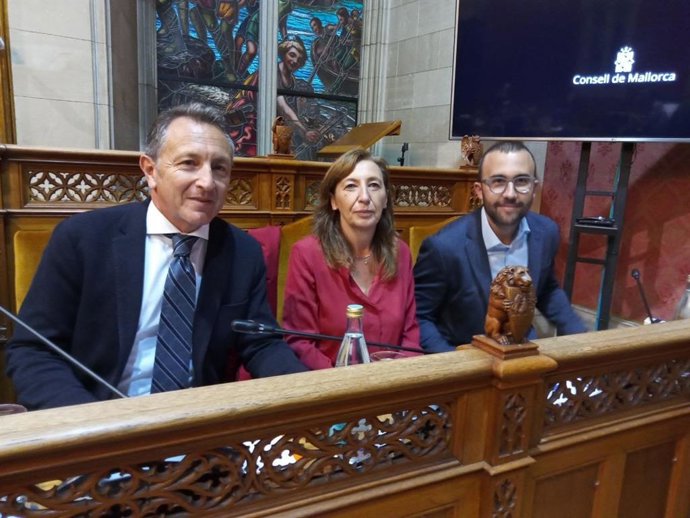 El grupo de Cs en el Consell de Mallorca tras la incorporación de Ángel Hoyos, con Osvaldo Cifre y Margalida Roig.