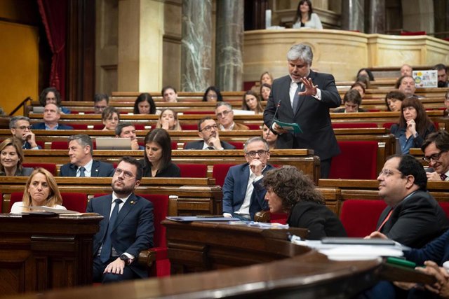 El líder de Junts en el Parlament, Albert Batet, interviene durante una sesión de control del Govern en el Pleno del Parlament, a 9 de noviembre de 2022, en Barcelona, Cataluña (España). Aragonès y los consellers afrontan la sesión de control, en la que l