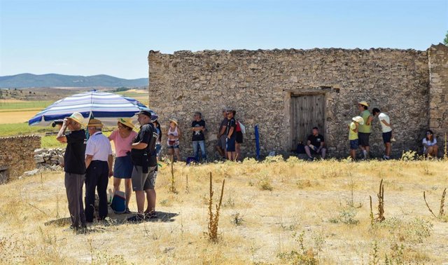 Archivo - Varias personas asisten a una partida gigante de ajedrez con tractores, a 20 de agosto de 2022, en Hinojosa, Guadalajara, Castilla La Mancha, (España). Esta curiosa partida de ajedrez, que se celebra en la comarca de Molina de Aragón, se desarro
