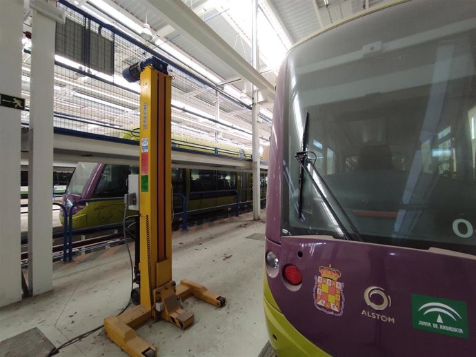 Archivo - Unidades del tranvía de Jaén en cocheras.