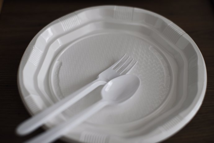 La Unión Europea aprobará una normativa que prohibirá a partir de 2021 los artículos de plástico de usar y tirar más populares. En la imagen un tenedor y una cuchara sobre un plato de plástico.