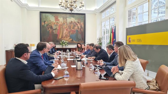 Fernández se reúne con representantes agroalimentarios para coordinar actuaciones por el paro de transportes