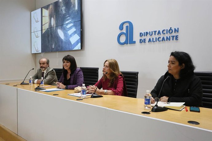 La diseñadora Sara Navarro en la explicación de su exposición 'El Arte como inspiración: Las colecciones de Sara Navarro', que se expondrá en el MUBAG.